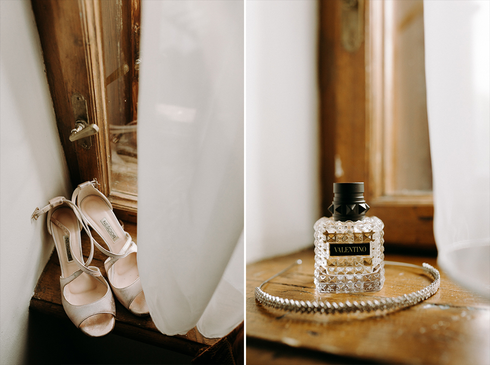Ślub cywilny w plenerze Pałac Żeleńskich Grodkowice białe buty panny młodej oraz perfumy z opaską na włosy