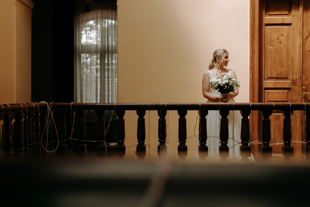 Ślub cywilny w plenerze Pałac Żeleńskich Grodkowice panna młoda z bukietem na zabytkowych schodach