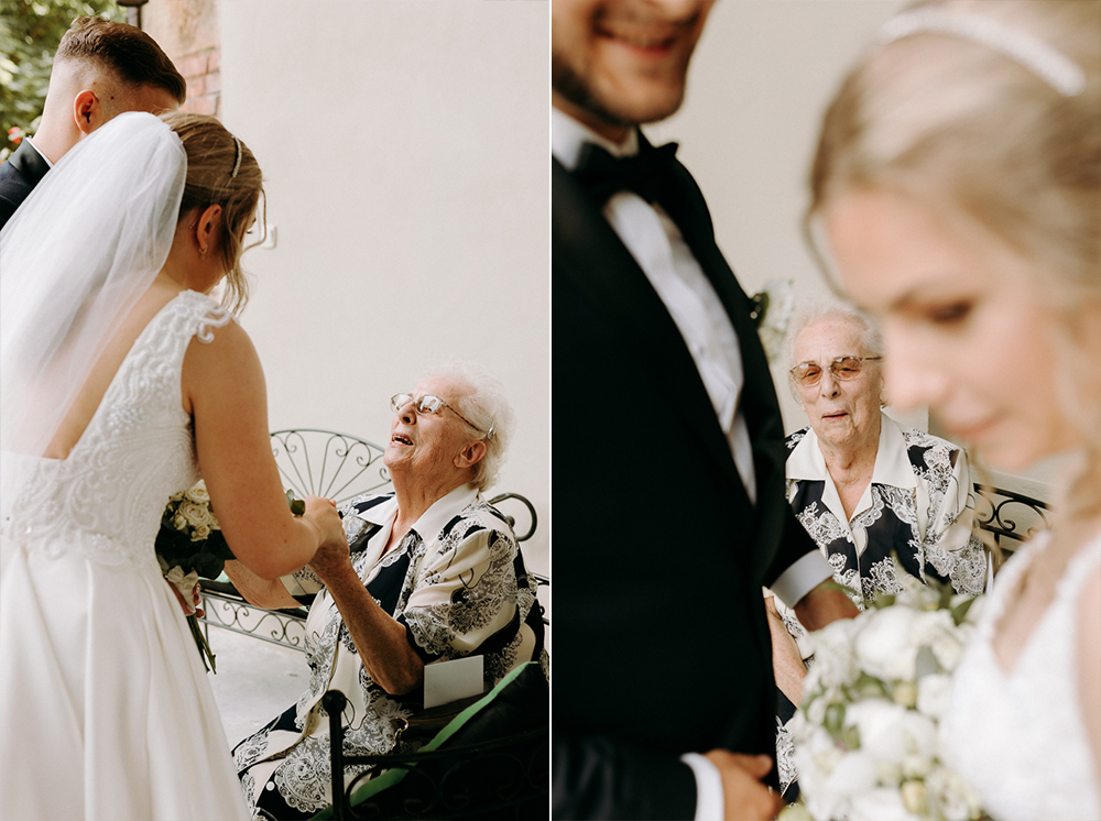 Ślub cywilny w plenerze Pałac Żeleńskich Grodkowice babcia uśmiecha się i trzyma za ręce parę młodą
