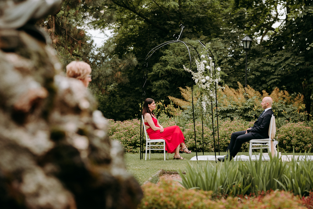 Ślub cywilny w plenerze Pałac Żeleńskich Grodkowice goście weselni odpoczywają w ogrodzie slow wedding