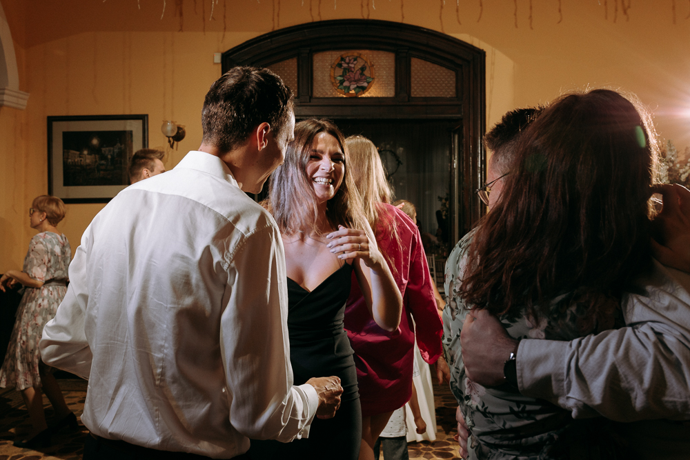 Ślub cywilny w plenerze Pałac Żeleńskich Grodkowice goście weselni śmieją się i dobrze się bawią na weselu