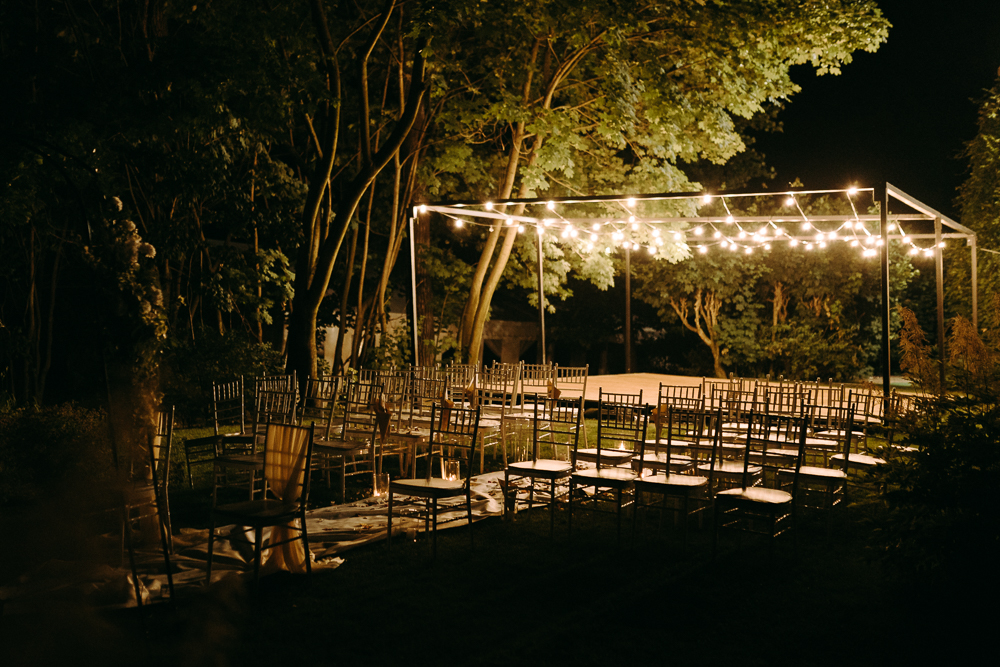 Ślub cywilny w plenerze Pałac Żeleńskich Grodkowice oświetlony ogród wieczorową porą
