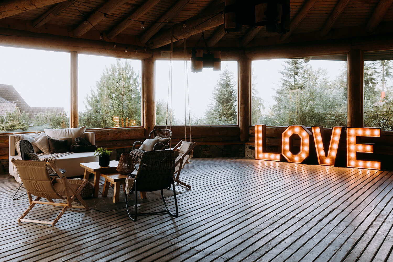 Drewniana weranda w Kocierzu, Wadowice. Dekoracja LOVE, idealna na ślub w stylu rustykalnym.