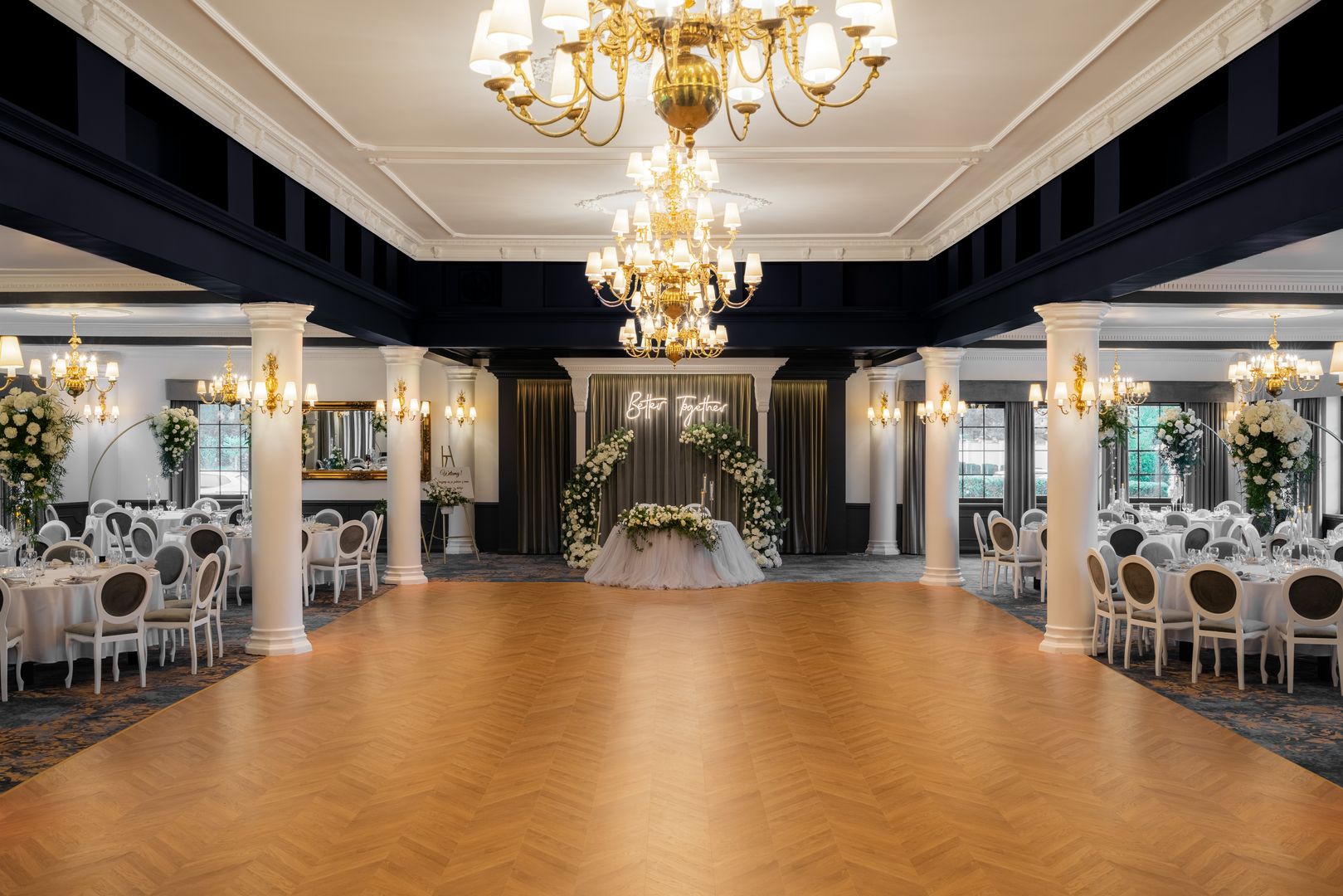 Elegancka sala weselna w Kocierzu, Wadowice. Dekoracje kwiatowe i napis 