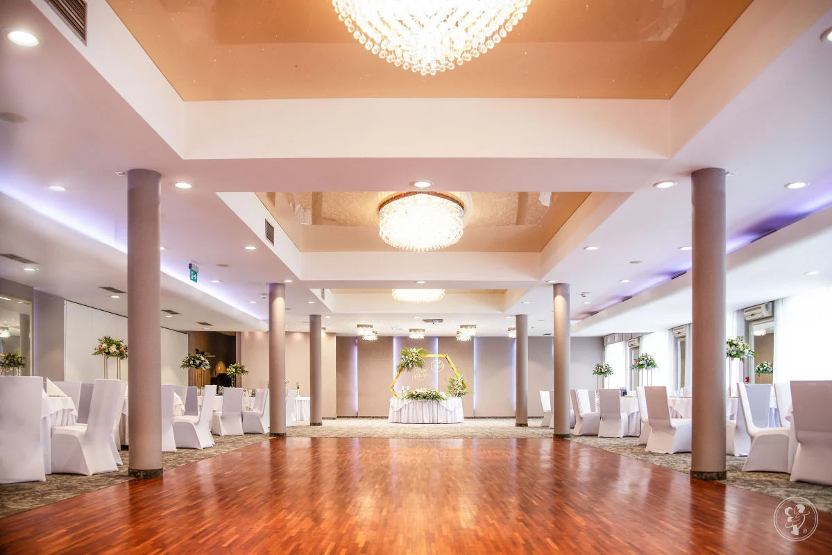 Sala weselna w Park Hotel Łysoń, Wadowice. Widoczna dekoracja kwiatowa i parkiet.