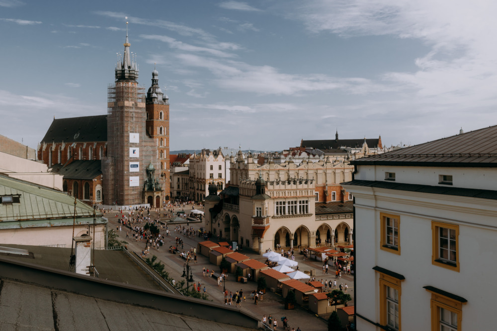 Kraków, widok na Rynek Główny z Sukiennicami i Kościołem Mariackim w remoncie.