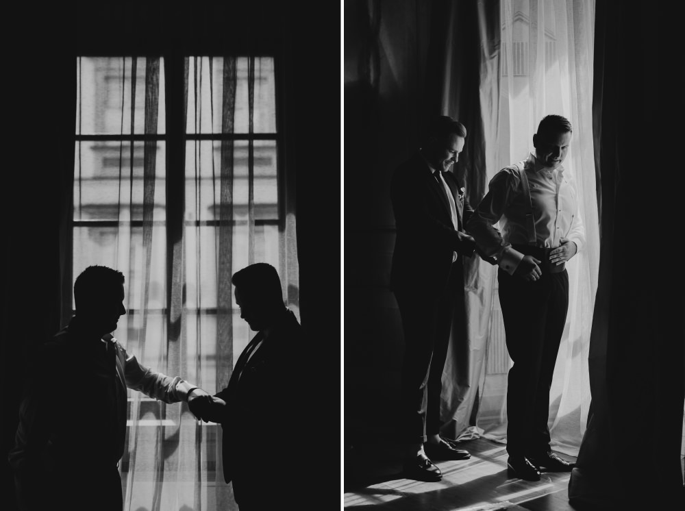 Pan młody z drużbą przygotowują się w dniu ślubu. Eleganckie stroje, światło okienne.