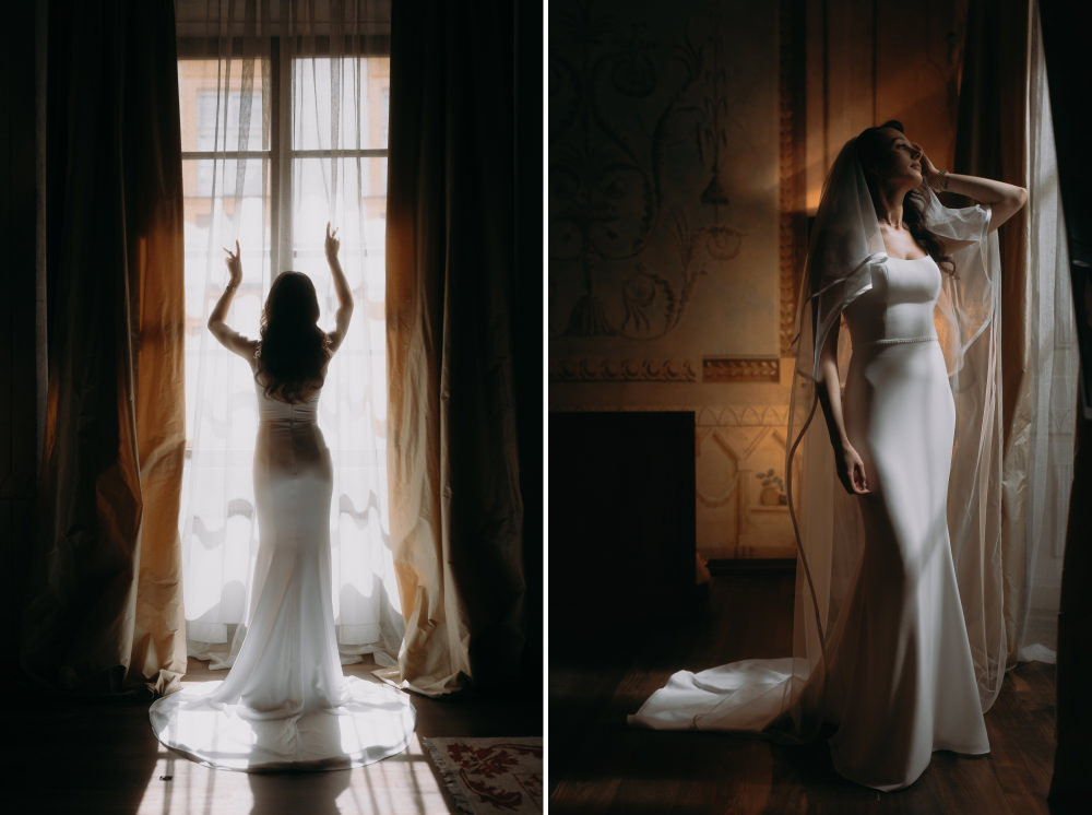 Panna młoda w sukni ślubnej stoi przy oknie, eleganckie wnętrze, przygotowania ślubne.
