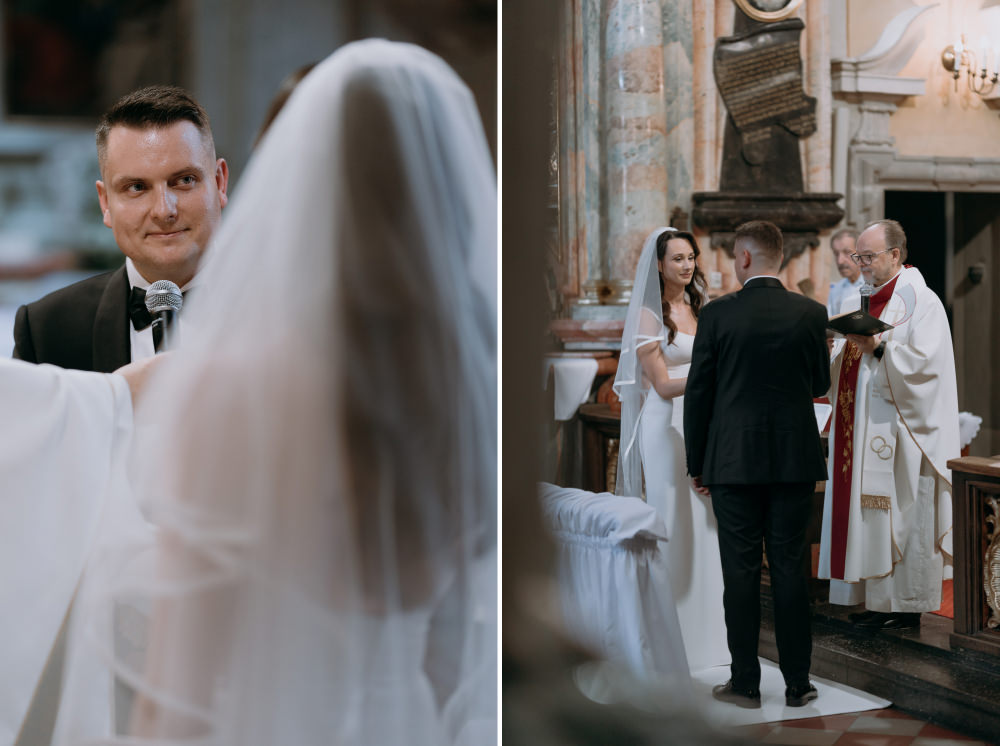 Para młoda podczas ceremonii ślubnej w kościele. Pan młody uśmiecha się.