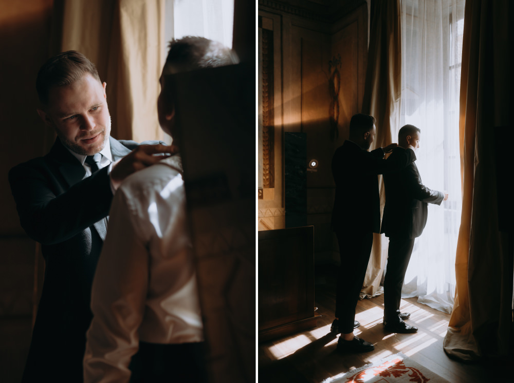 Przygotowania pana młodego: przyjaciel poprawia marynarkę w eleganckim wnętrzu.
