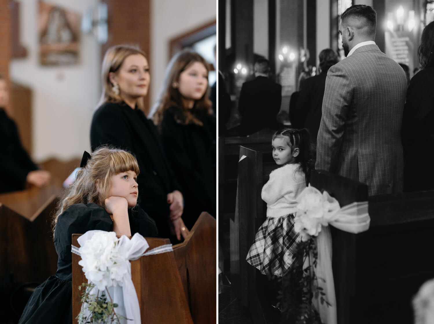 Dziewczynki siedzą w ławkach w kościele podczas uroczystości ślubnej.