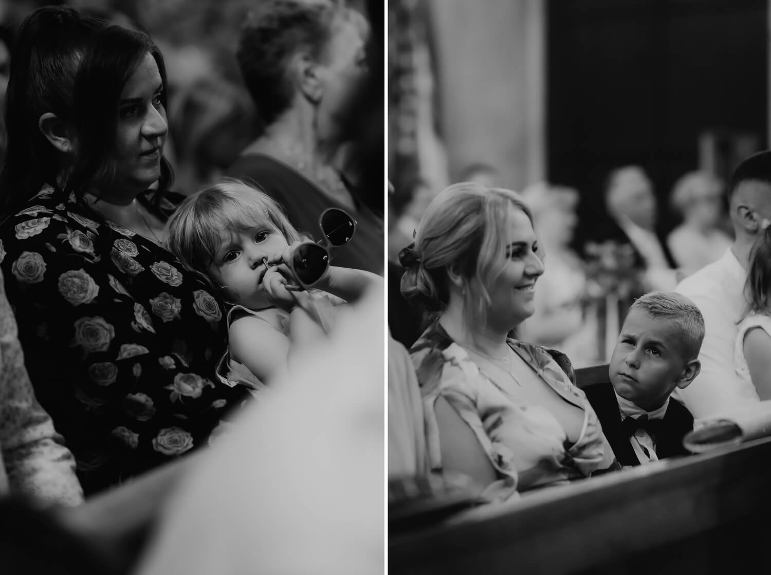 Goście weselni podczas ceremonii. Mała dziewczynka z okularami w ręku, obok uśmiechnięta kobieta i chłopiec w eleganckim ubraniu.