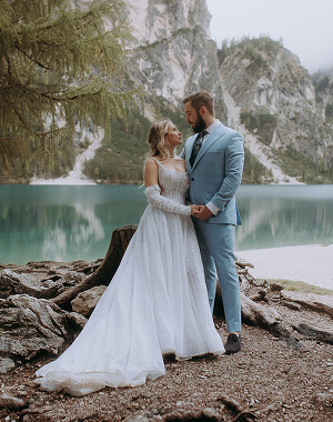 Para młoda w Dolomitach, Lago di Braies. Ona w białej sukni, on w błękitnym garniturze.